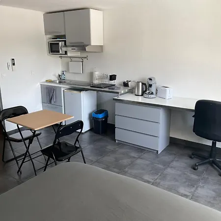 3 Proche Fac Climatise *